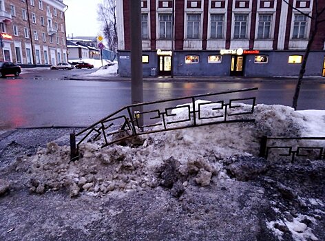 Вандалы повредили оградки на проспекте Ленина в Петрозаводске