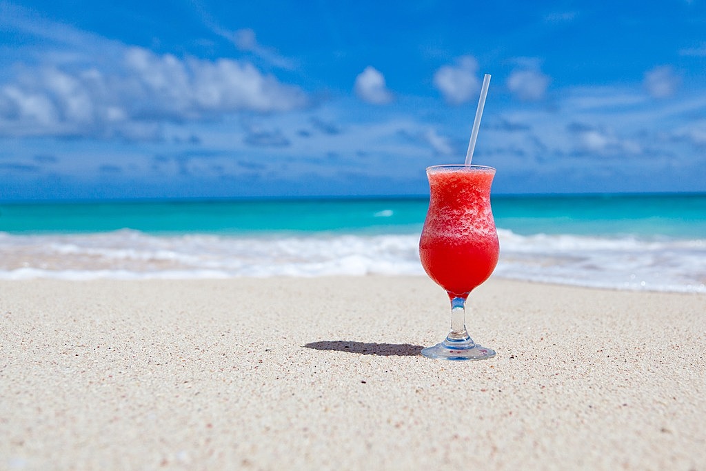 Нарколог предупредил об опасности алкоголя на пляже