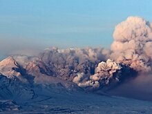 Курильский вулкан Эбеко вновь выбросил столб пепла высотой 3 км