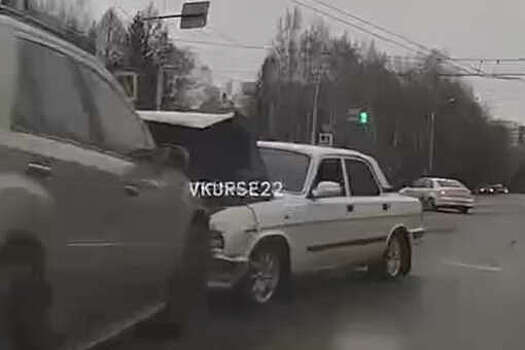 Пьяный житель Барнаула устроил массовую аварию при попытке скрыться от полиции