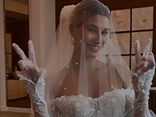 Хейли Бибер показала редкие свадебные фото в годовщину венчания с Джастином