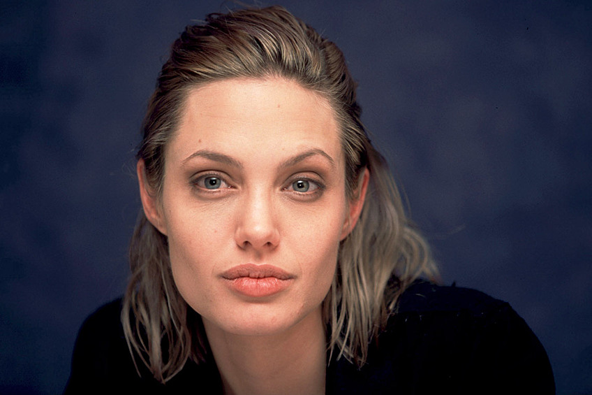 Анджелина Джоли в 2000 году так переволновалась, что поцеловала своего брата взасос. После церемонии это очень долго обсуждалось в мировых СМИ.
