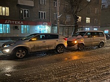 Сбежавшего с ДТП угонщика минивэна ищут в Новосибирске