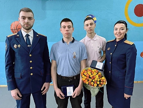 СК наградил отважных школьников, задержавших во Владивостоке педофила