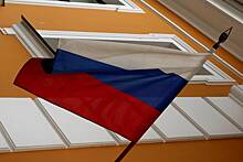 В России школьники упали в обморок во время поднятия государственного флага