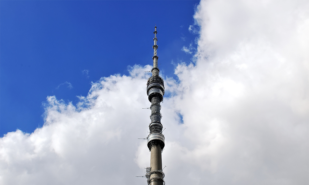 Останкинская башня ссср 1995. Дом высотой 20 метров скрывает останкинскую башню высотой 540 м. Останкинская телебашня падает. Громоотвод останкинской телебашни. Останкинская телебашня вчера.