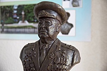 В Курске на улице Ленина начали устанавливать памятник Булатову