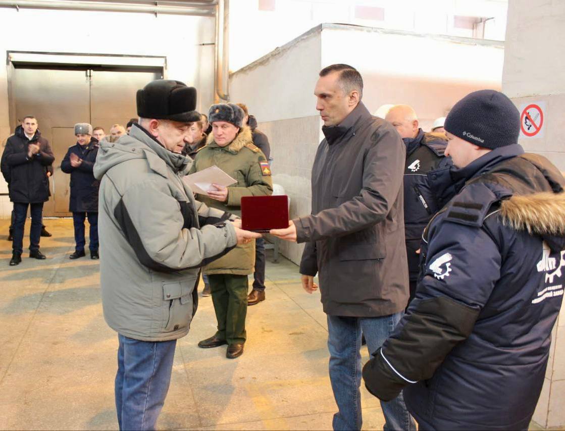 Работников механического завода Орска наградил замминистра обороны РФ