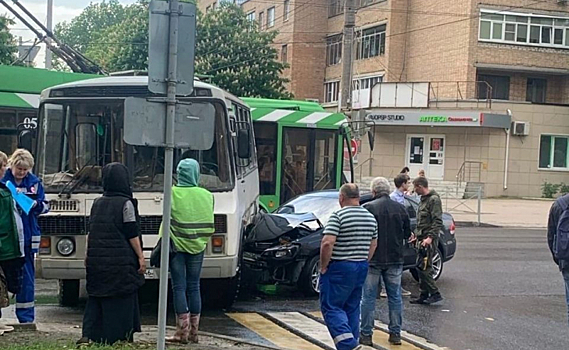 В центре Курске ПАЗик столкнулся с Фольксвагеном Поло
