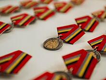 Губернатор Алексей Смирнов вручил морским пехотинцам медали «Защитник Курской области»