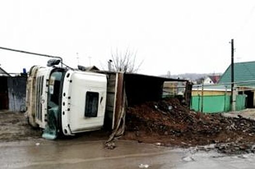 В Волгоградской области самосвал перевернулся и насмерть задавил женщину