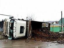 В Волгоградской области самосвал перевернулся и насмерть задавил женщину