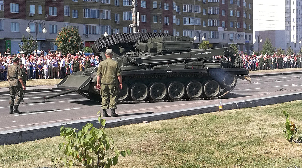 Танк Т-34 опрокинулся после парада в честь 75-й годовщины победы Красной армии в Курской битве. Видео инцидента опубликовал Telegram-канал Mash