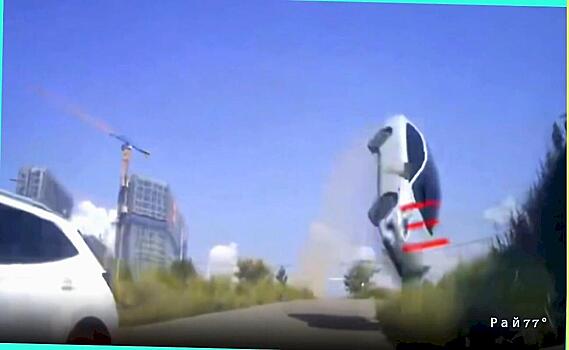 Участник дорожного движения запечатлел полёт легковушки