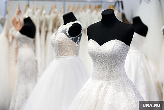 У невест в ХМАО стали популярны корсетные свадебные платья с перьями и блестками