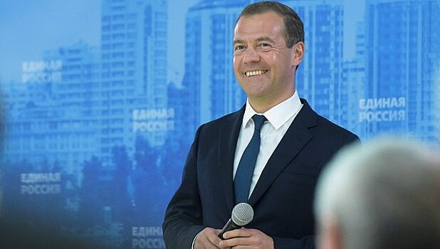 Медведев в Твери попробовал поуправлять трамваем