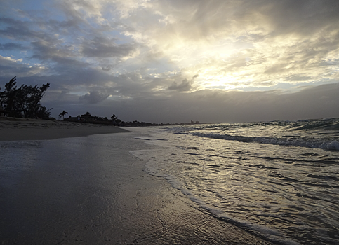 Туристов на Кубе конгрессмен США призвал покинуть остров