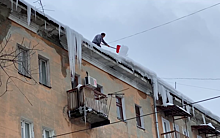 Бабушка чистила снег на крыше четырехэтажного дома в Саратове. Комментарий администрации