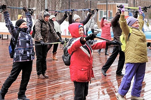Школа №1557 им. П.Л. Капицы приглашает горожан старше 55 лет на бесплатные занятия по скандинавской ходьбе