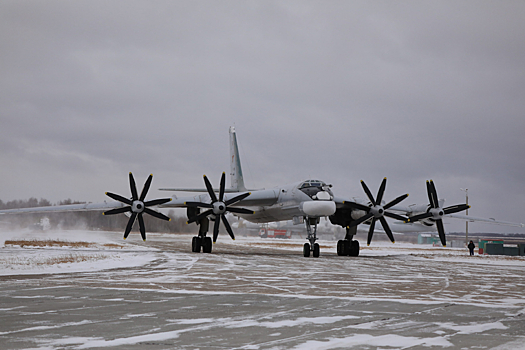 Экипажи стратегических ракетоносцев Ту-95МС Дальневосточного полка дальней авиации выполнили дозаправку в воздухе
