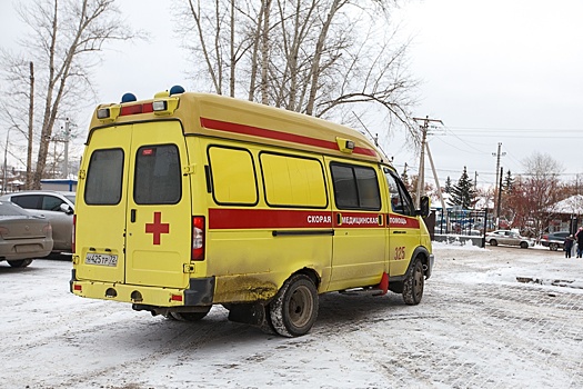«Они перевернули машину»: очевидцы и случайная скорая помогли людям, попавшим в аварию под Тюменью