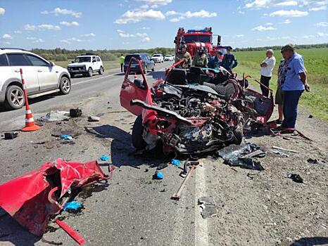 Под Тюменью трубовоз протаранил легковушку