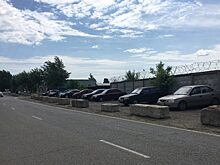 В Рощино вновь перегородили бесплатную парковку бетонными блоками