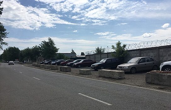 В Рощино вновь перегородили бесплатную парковку бетонными блоками