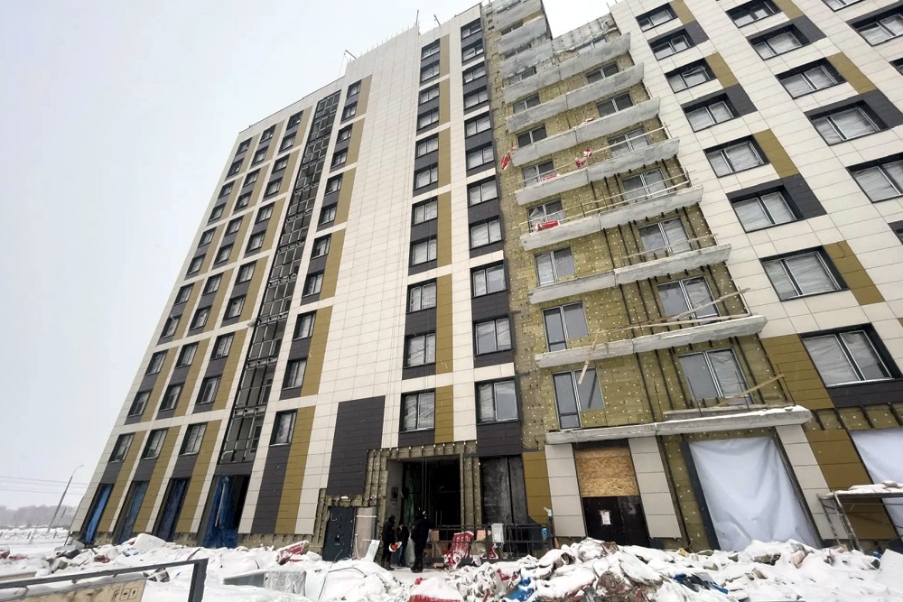 В Омске погиб строитель, упав с высоты