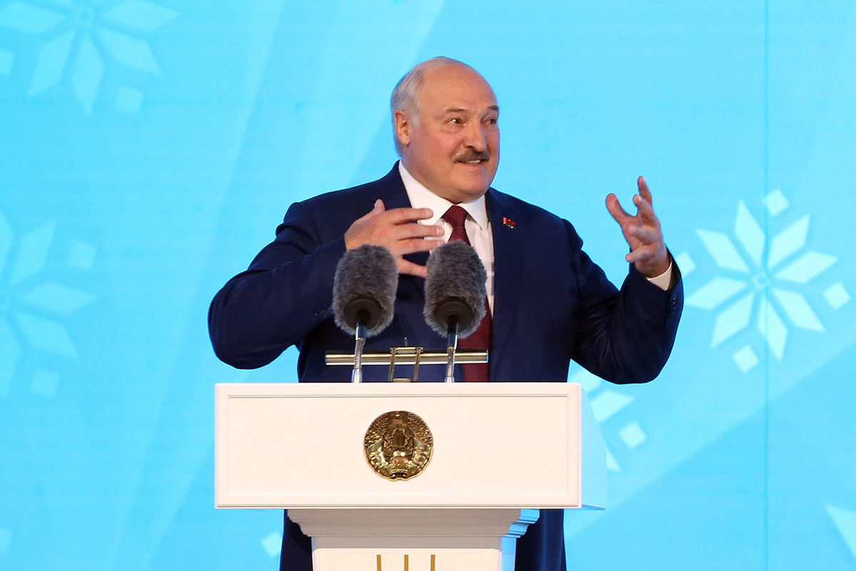 Лукашенко заявил, что не слушает угрозы Зеленского