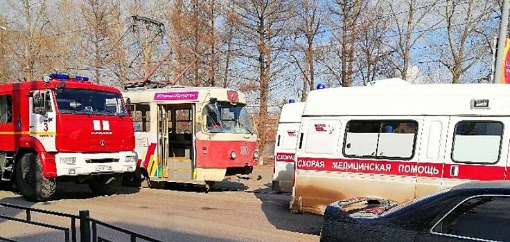 Трамвай и автомобиль столкнулись на улице Гагарина в Ижевске