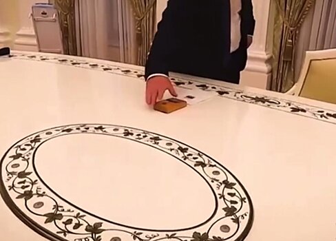 Раскрыто назначение специальной кнопки на столе у Путина