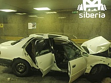В Новосибирске «неуправляемое» авто протаранило вход в станцию метро «Золотая нива» – фото