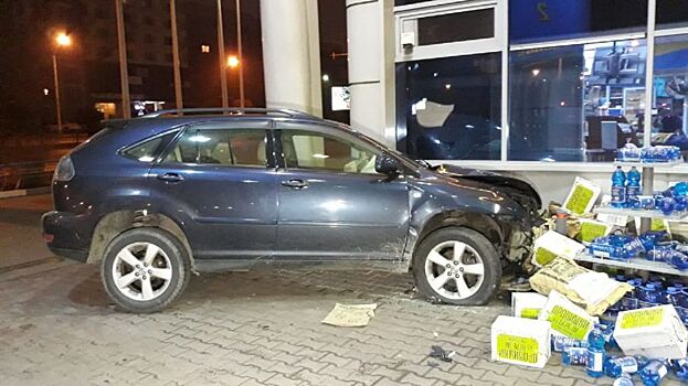 Внедорожник врезался в АЗС в Алматы: пострадали 3 человека