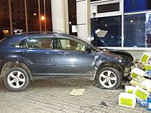Внедорожник врезался в АЗС в Алматы: пострадали 3 человека