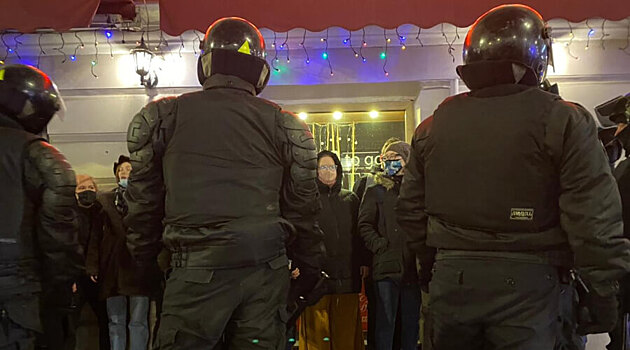 Силовики используют специальную тактику для задержания протестующих