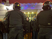 Силовики используют специальную тактику для задержания протестующих