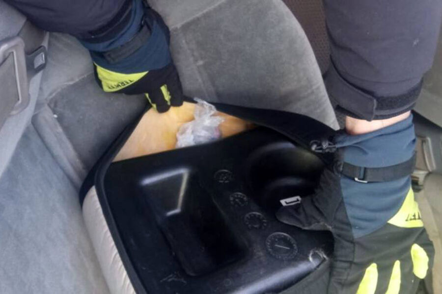В Красноярске в детском кресле автомобиля нашли наркотики