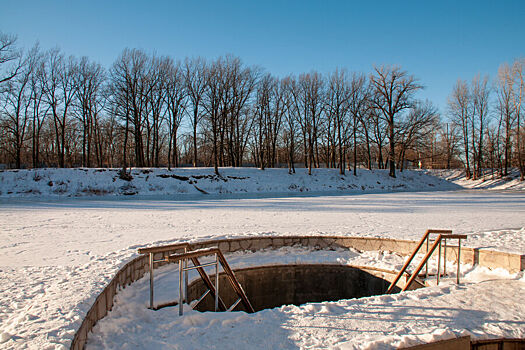 Роспотребнадзор разрешил купания на Крещение в 41 купели в Москве