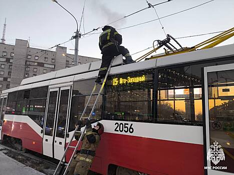 У новосибирского трамвая вспыхнула крыша во время движения