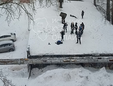 Подростки превратили гаражи в центре кузбасского города в паркур-площадку и туалет
