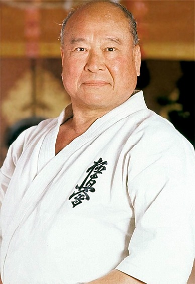 Легендарный мастер карате, основатель стиля кёкусинкай, обладатель десятого дана Масутацу Ояма был одним из самых знаменитых представителей боевых искусств. Он разбивал 17 слоев черепицы и 3–4 кирпича за раз одним ударом ребром ладони. 