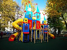 Коммунальщики установили новую детскую площадку во дворе на улице Цандера