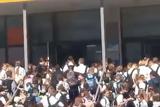 Давка детей в российской школе попала на видео