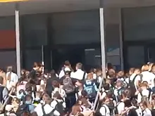 Давка детей в российской школе попала на видео