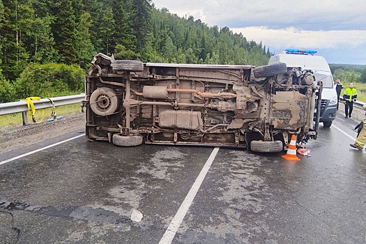 Перевернувшийся автобус парализовал движение на трассе Тюмень-Ханты-Мансийск