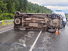 Перевернувшийся автобус парализовал движение на трассе Тюмень-Ханты-Мансийск