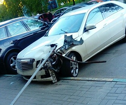 Водитель «Мерседеса» ездил по Нижнему Новгороду с арматурой поперек салона (ФОТО)