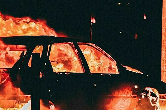 Видео горящих машин у ТЦ в Свиблово появилось в Сети