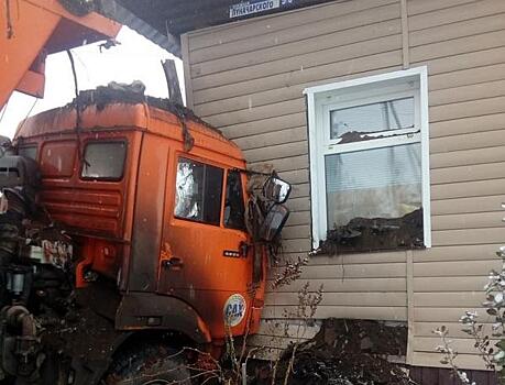 «Ремонт не поможет». В Ишиме КамАЗ протаранил жилой дом